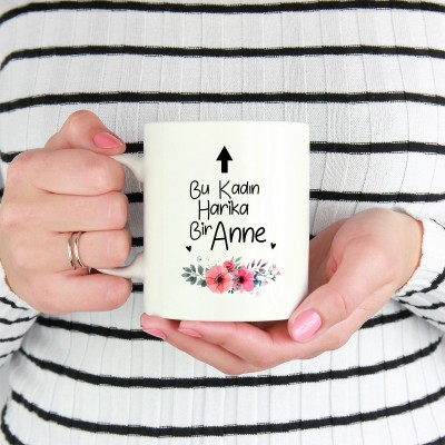 Bu Kadın Harika Bir Anne Baskılı Kupa Bardak
